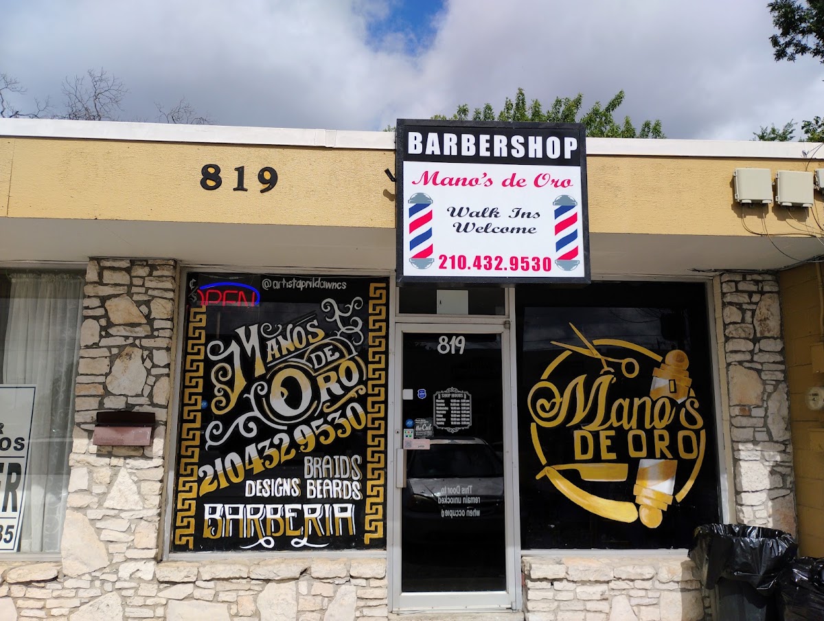Interior of Mano's De Oro Barbershop